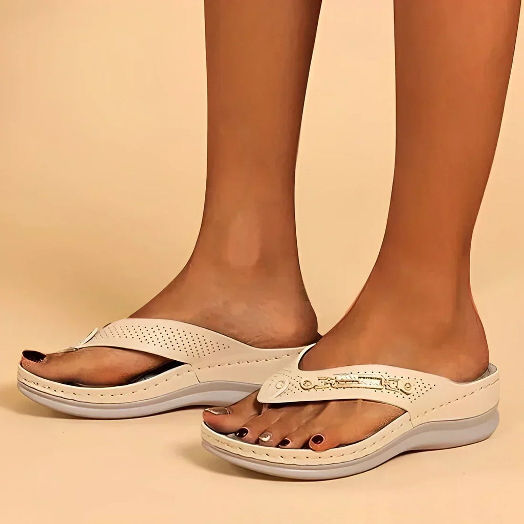 Valenzora | Softly padded flip-flop sandals