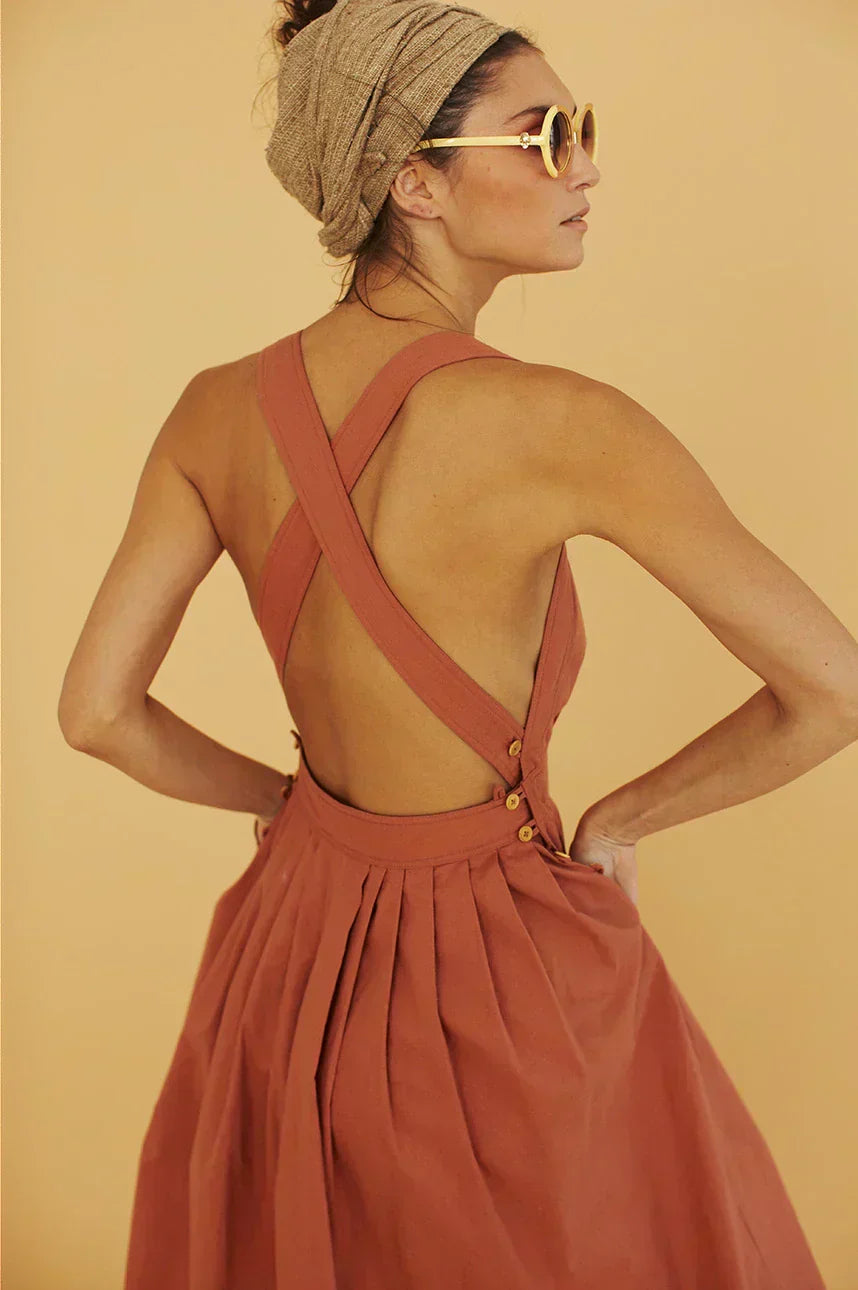 Valenzora | Backless, pleated dress with large pockets