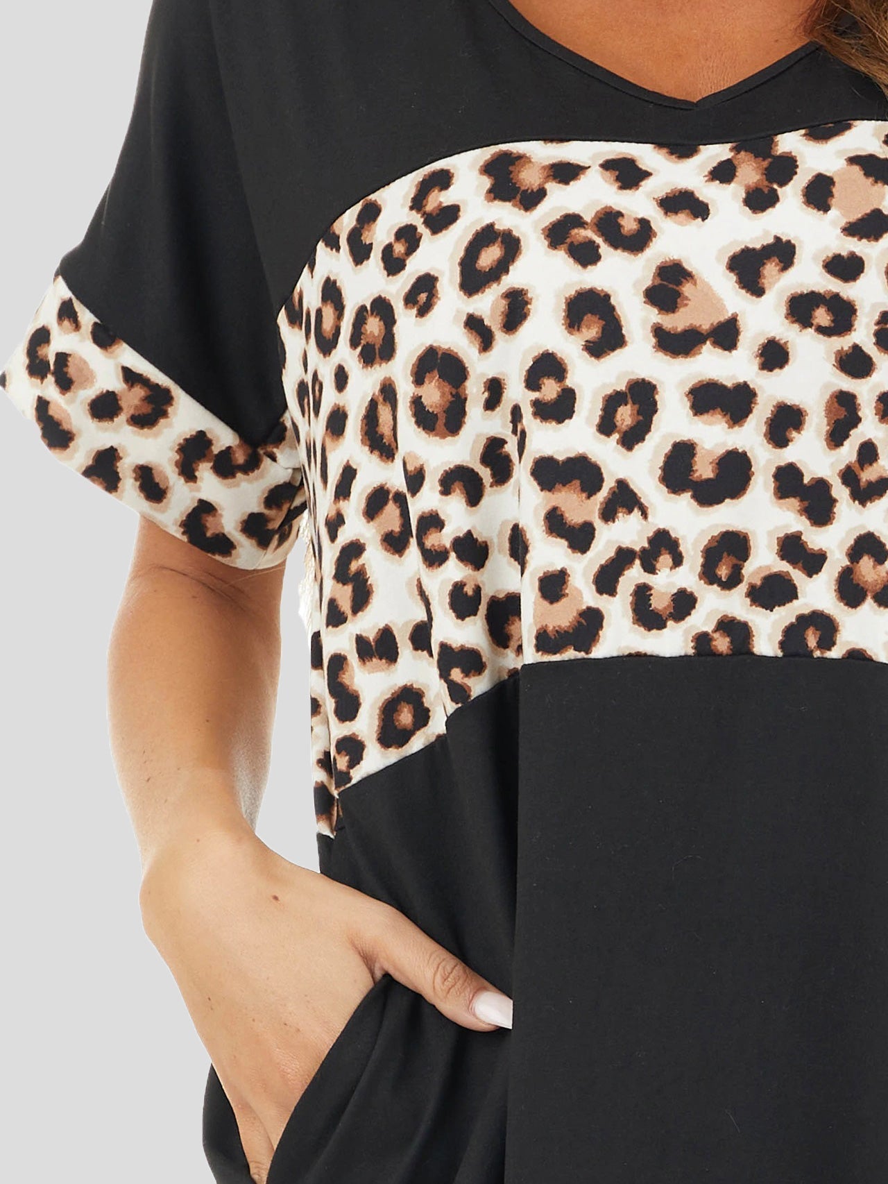 Valenzora | Damen Rundhals-Kleid mit Leo-Print und Taschen, Freizeitkleid