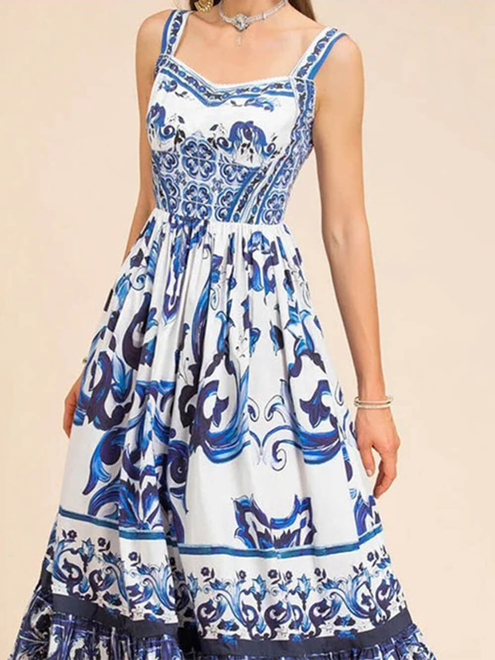 Valenzora | Elegantes geblümtes Midikleid