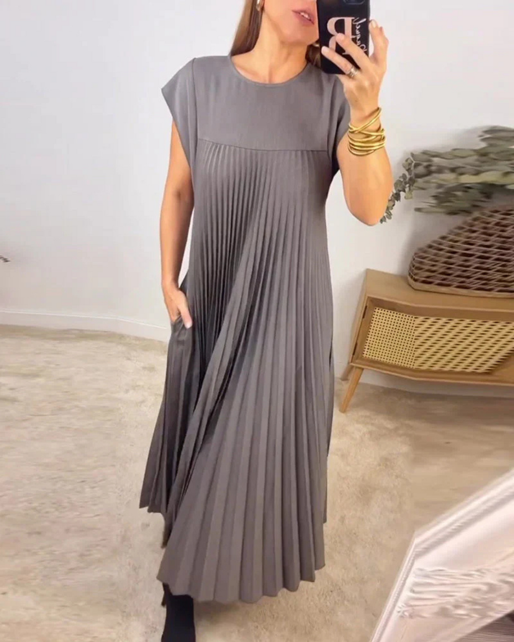 Valenzora | Elegant pleated dress