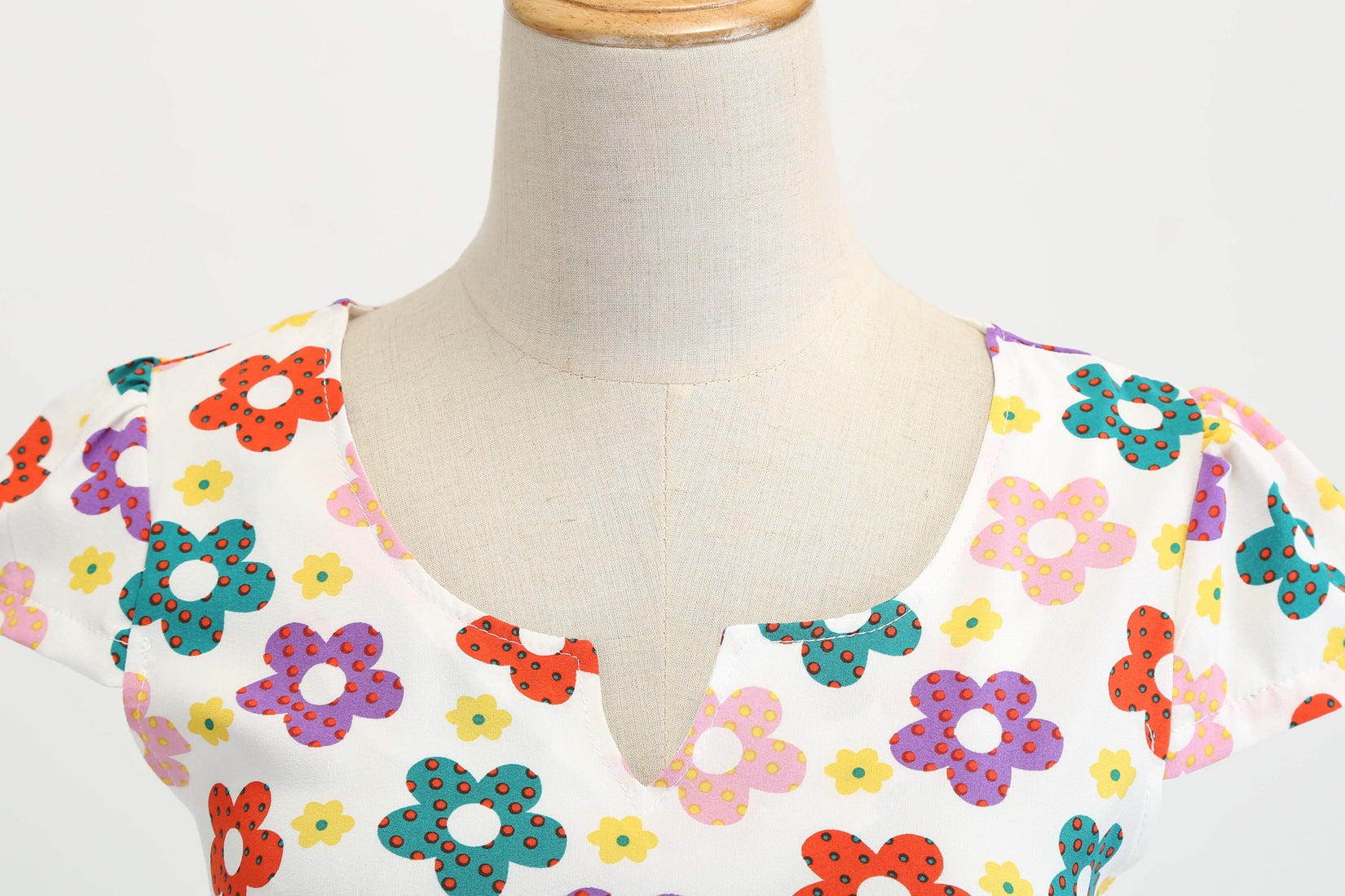 Valenzora | Women's dress for wedding guests with a wide hem