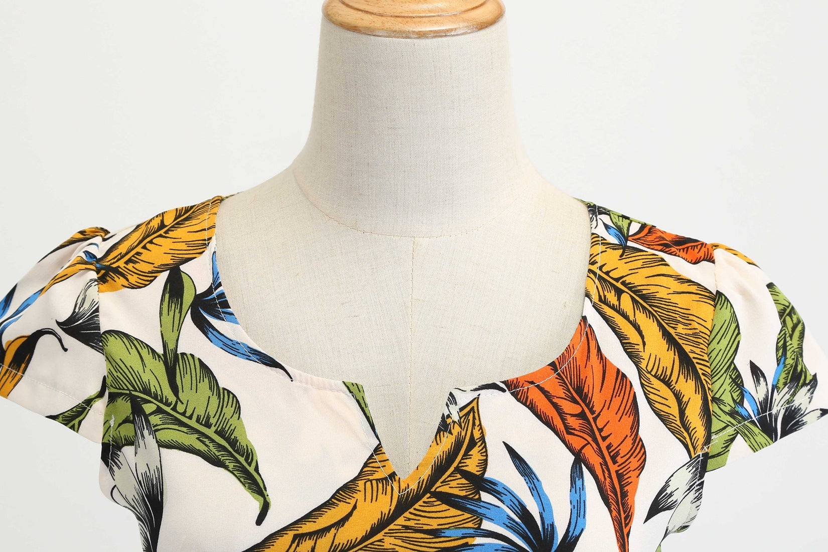 Valenzora | Women's dress for wedding guests with a wide hem