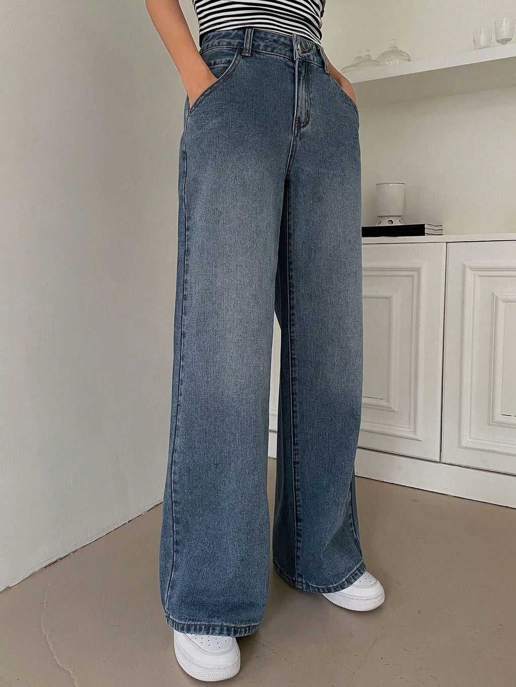 Valenzora | Figure-flattering high-waisted wide-leg jeans