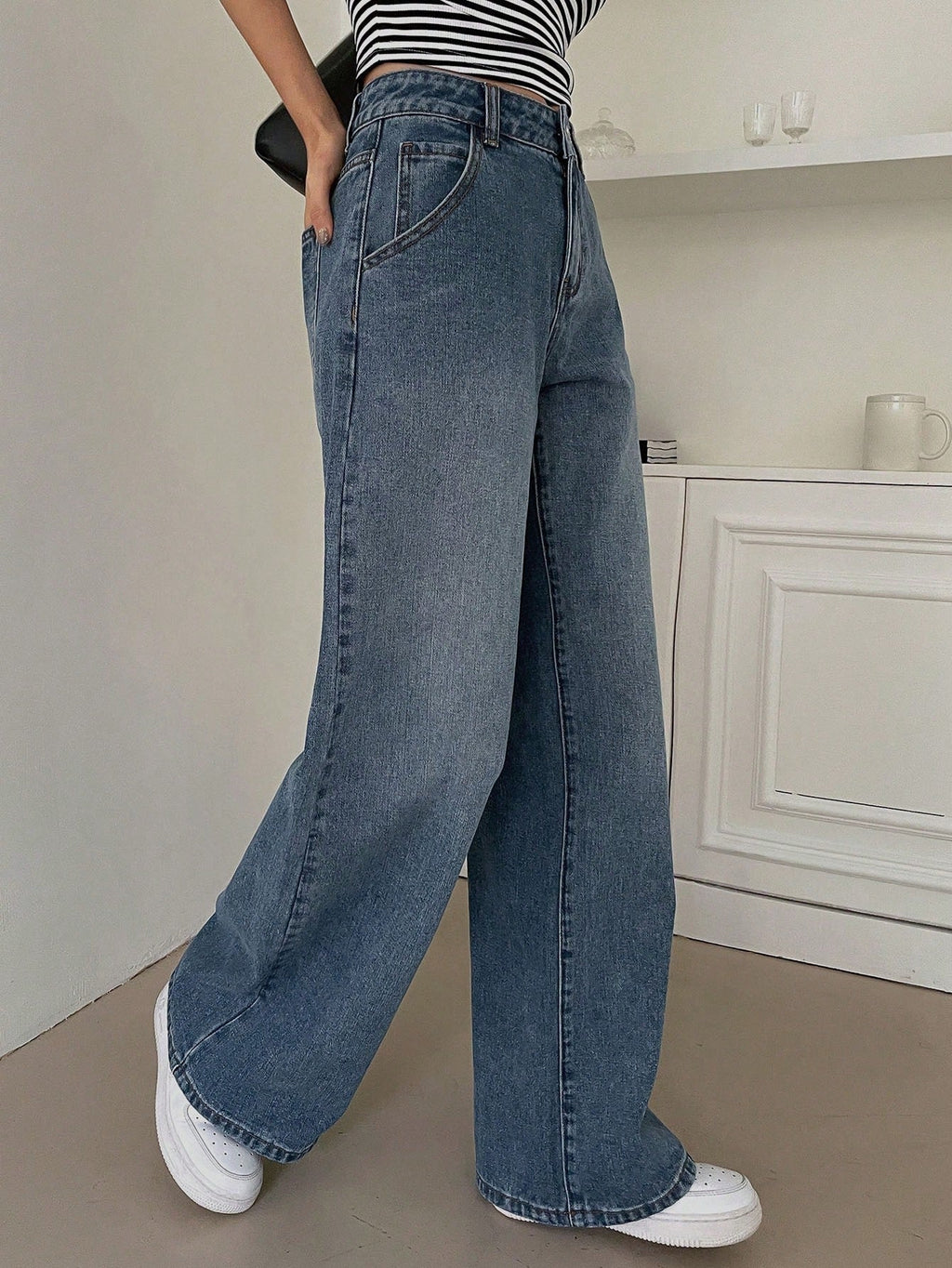 Valenzora | Figure-flattering high-waisted wide-leg jeans