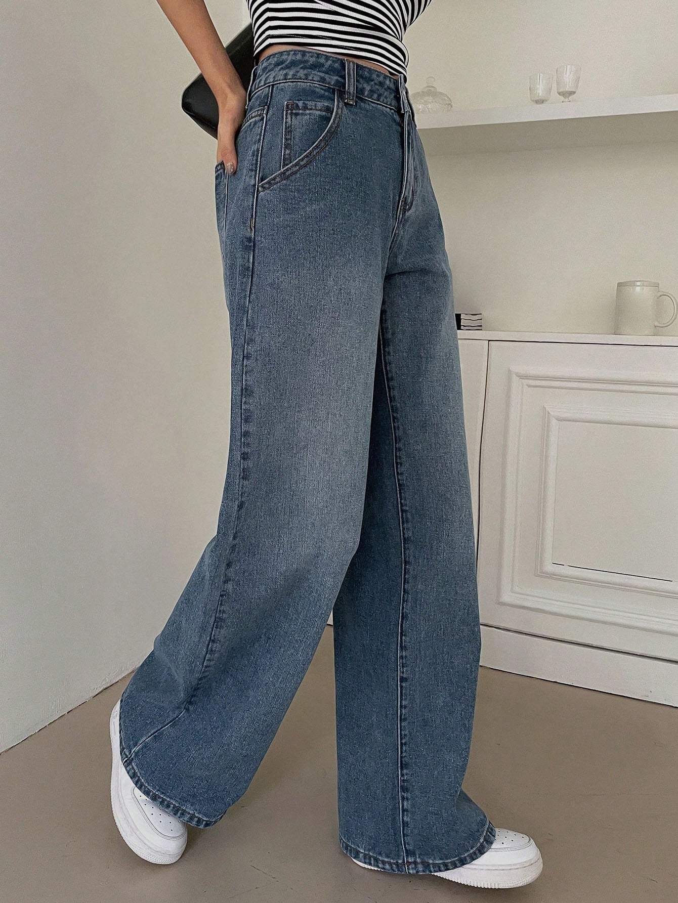 Valenzora | Figure-flattering high-waisted wide-leg jeans