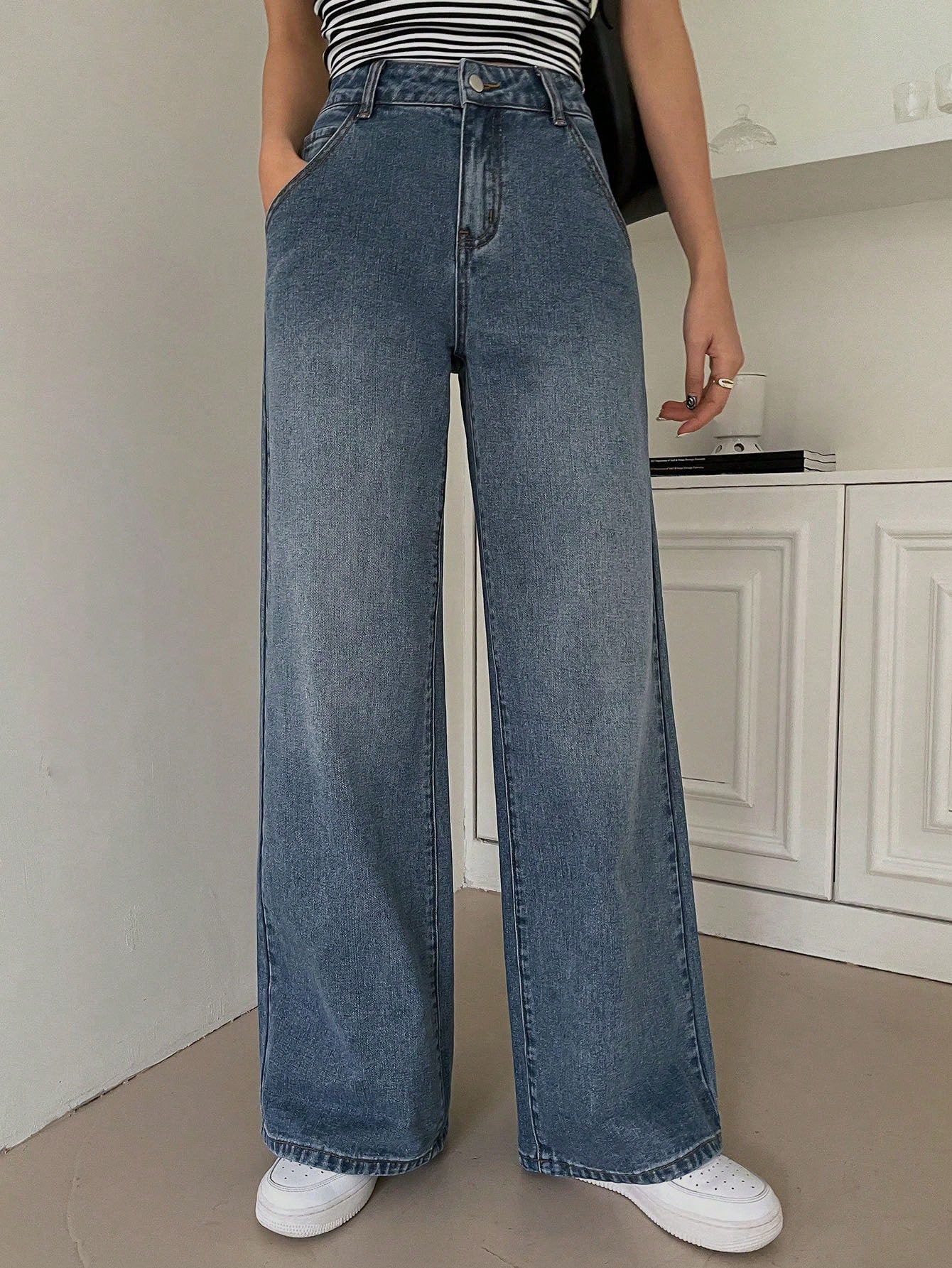 Valenzora | Figure-flattering high-waisted wide-leg jeans
