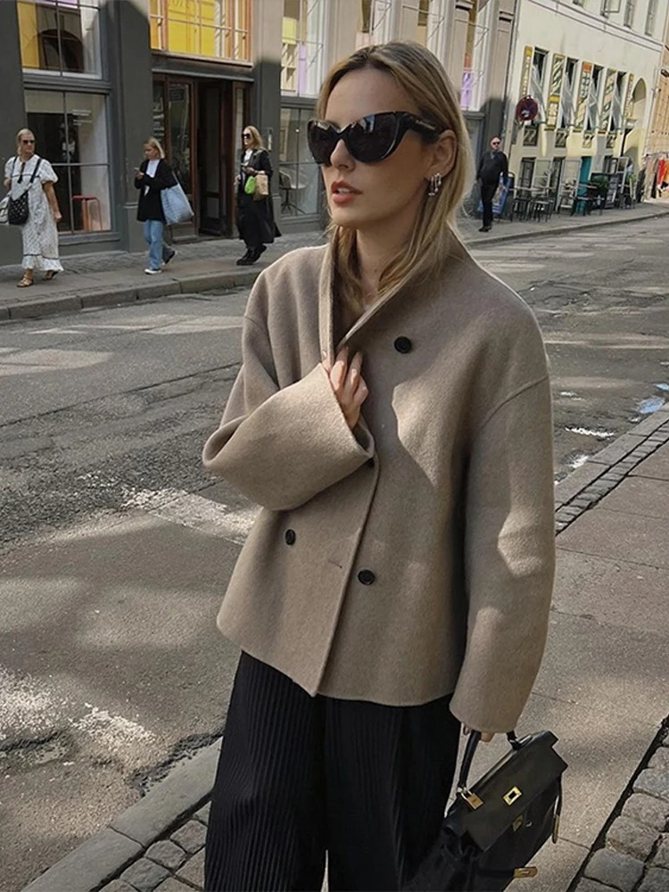 Valenzora | Asymmetrischer Trenchcoat für Damen mit breitem Revers und doppelter Knopfleiste