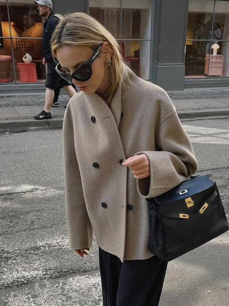 Valenzora | Asymmetrischer Trenchcoat für Damen mit breitem Revers und doppelter Knopfleiste