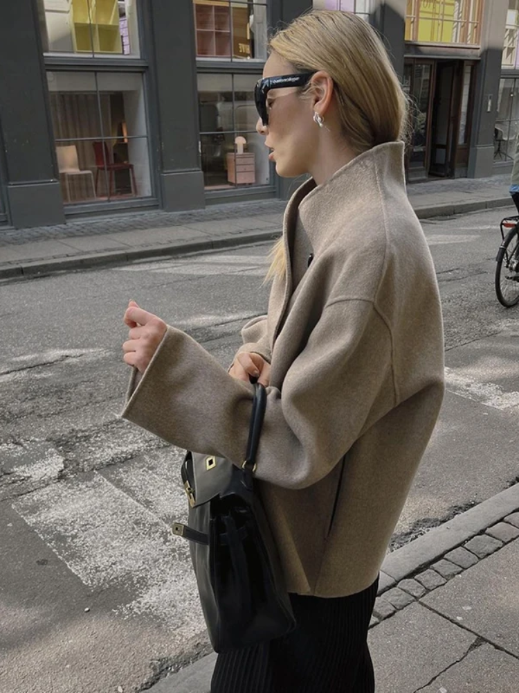 Valenzora | Asymmetrischer Trenchcoat für Damen mit breitem Revers und doppelter Knopfleiste