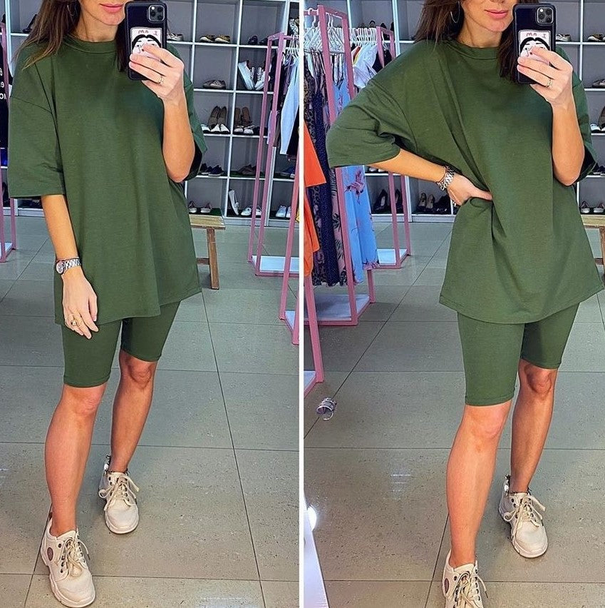 Women's sporty two-piece set with T-shirt and shorts, size
