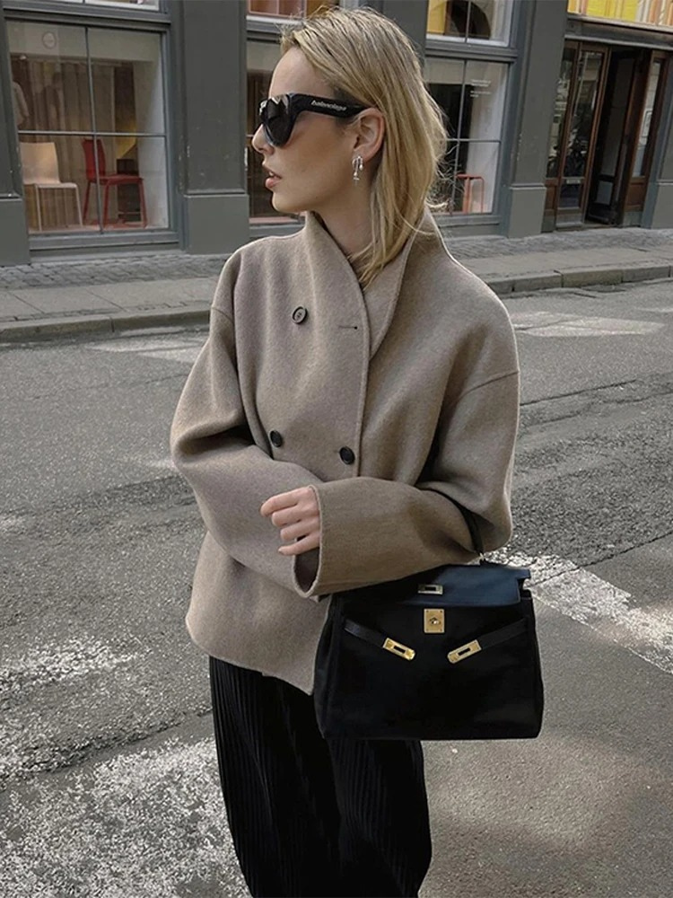 Valenzora | Asymmetrischer Trenchcoat für Damen mit breitem Revers und doppelter Knopfleiste