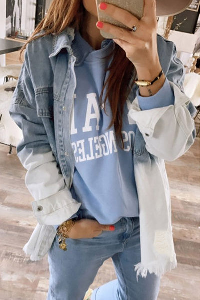 Valenzora | Zerfetzte alte Jeansjacke mit hochgeschlagenem Kragen und langen Ärmeln