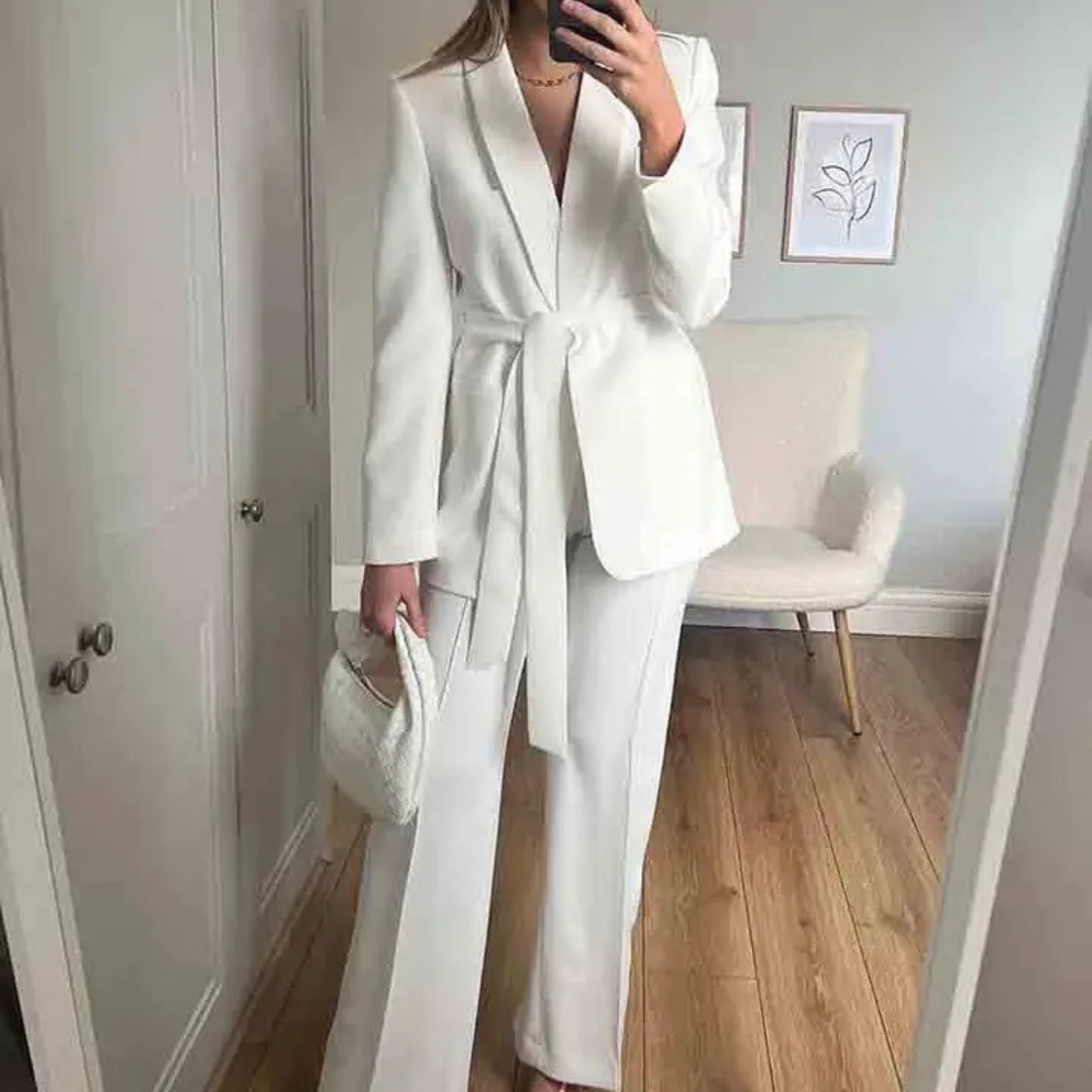Valenzora | Eleganter Blazer mit Gürtel und passender Hose