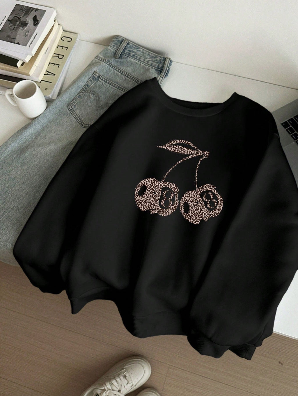 Valenzora | Lässiges Sweatshirt mit Leo- und Kirschgrafik in Schwarz