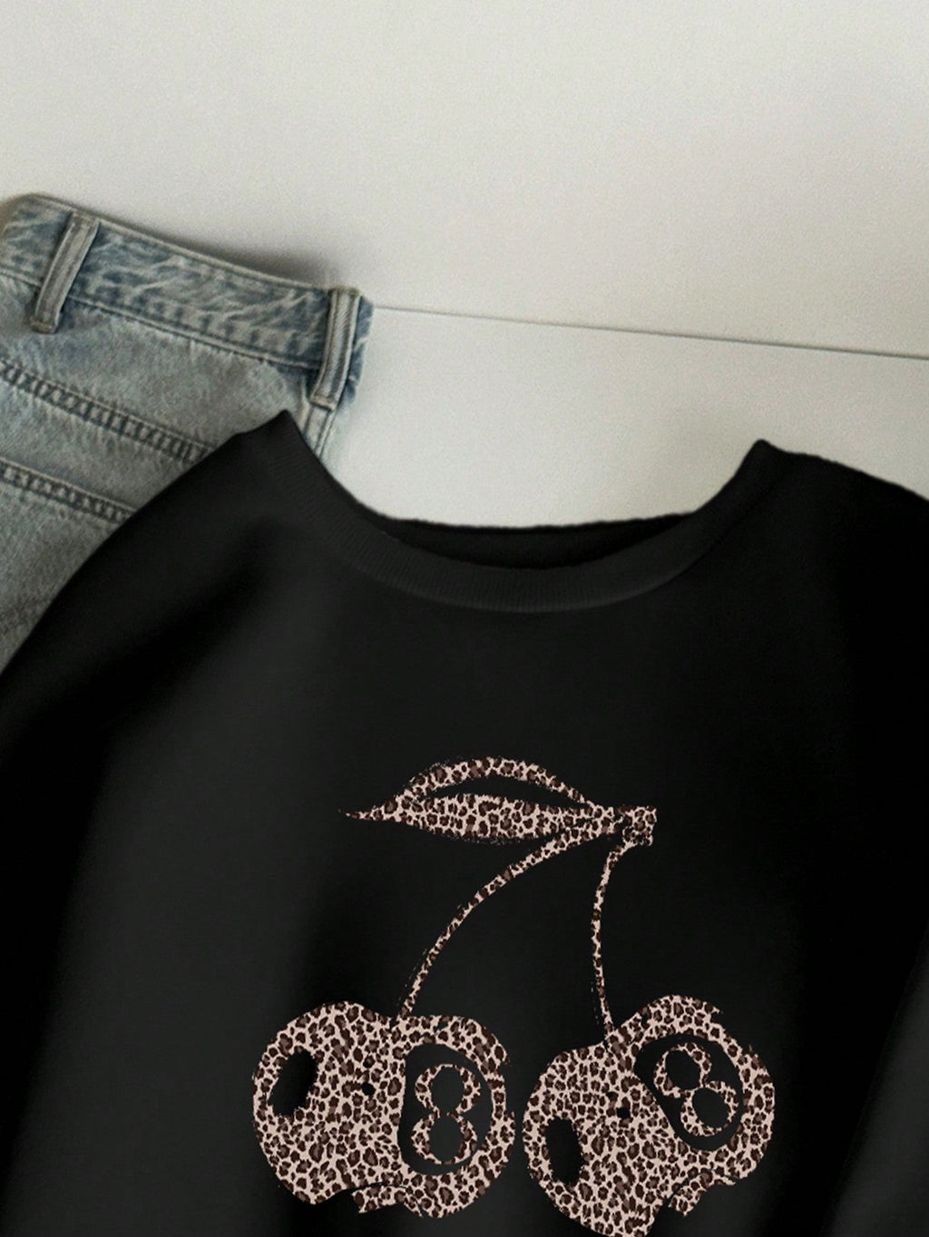 Valenzora | Lässiges Sweatshirt mit Leo- und Kirschgrafik in Schwarz
