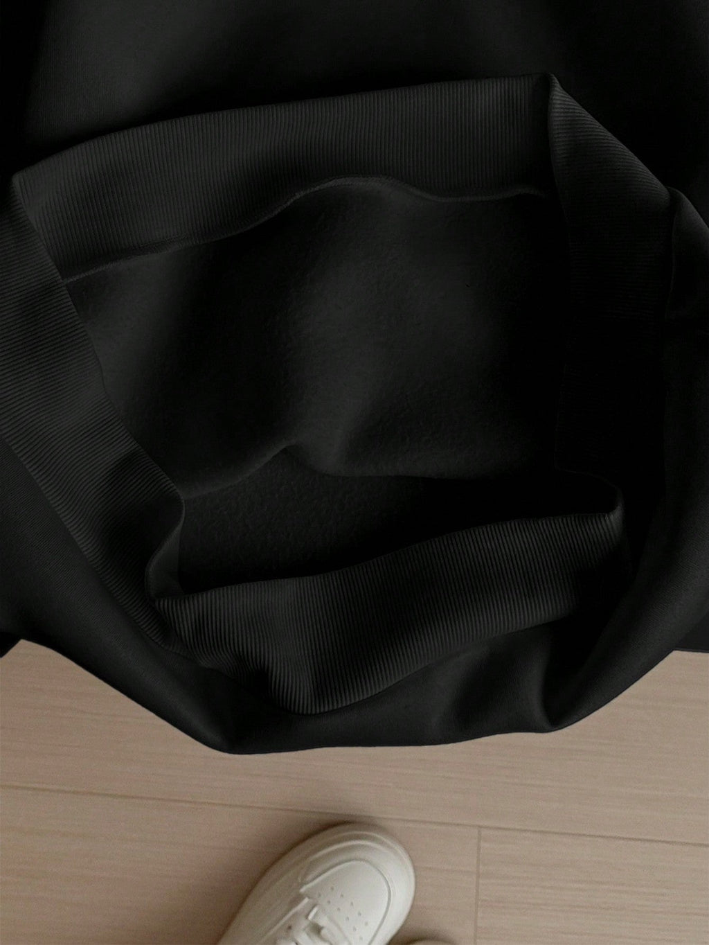 Valenzora | Lässiges Sweatshirt mit Leo- und Kirschgrafik in Schwarz