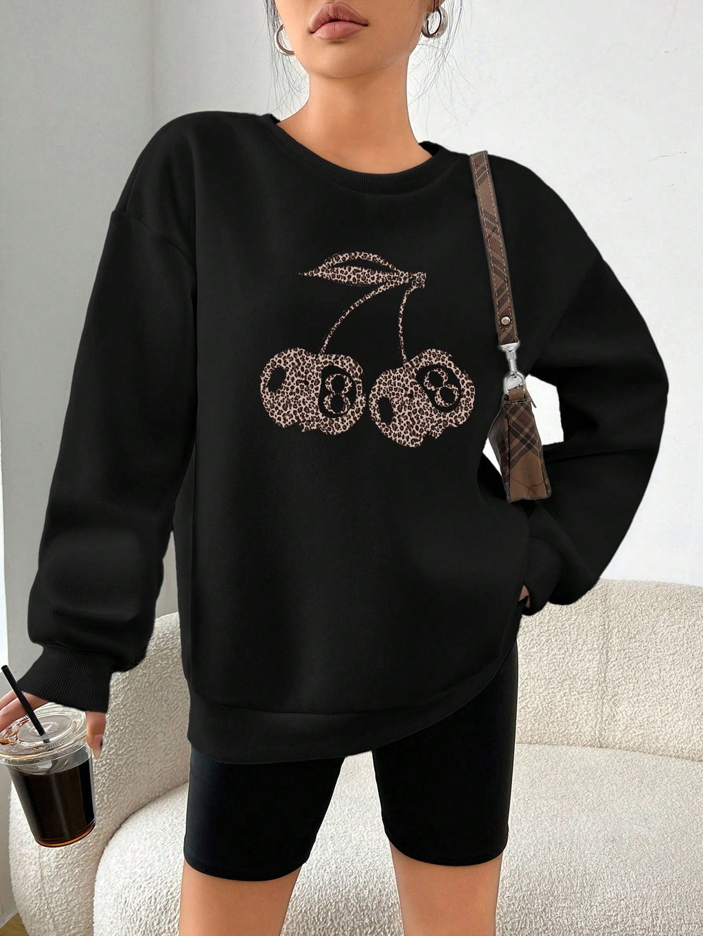 Valenzora | Lässiges Sweatshirt mit Leo- und Kirschgrafik in Schwarz
