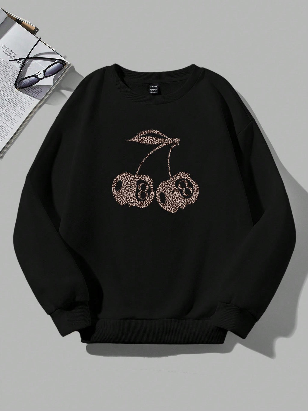 Valenzora | Lässiges Sweatshirt mit Leo- und Kirschgrafik in Schwarz