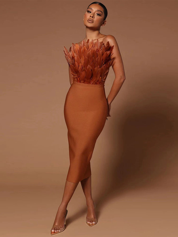 Valenzora Damenkleid mit Taillenbetonung und Federverzierung