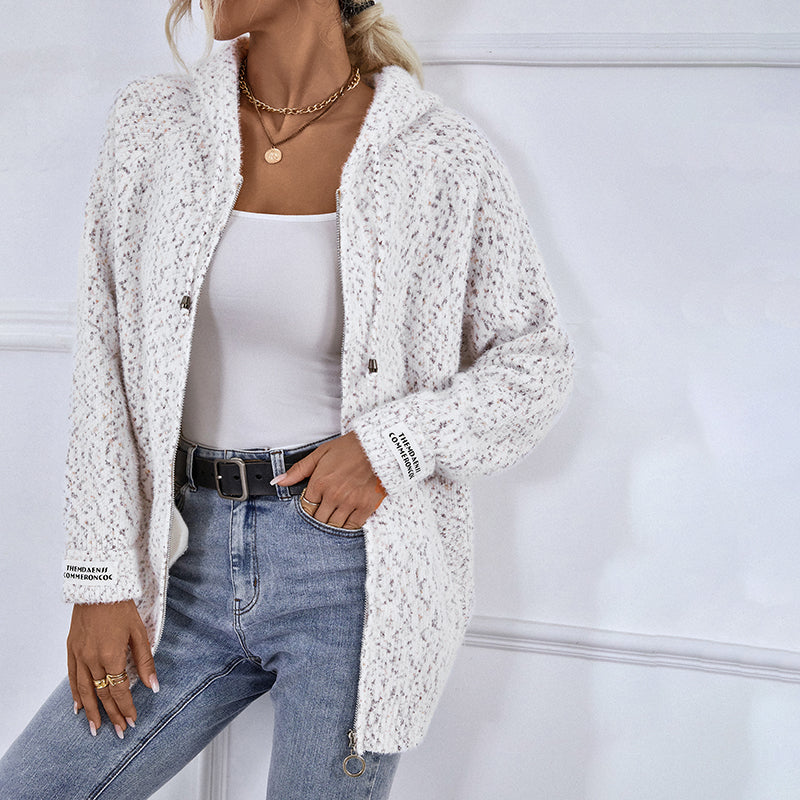 Eleganz trifft Funktionalität: Entdecken Sie Noras Kapuzenstrickjacke
