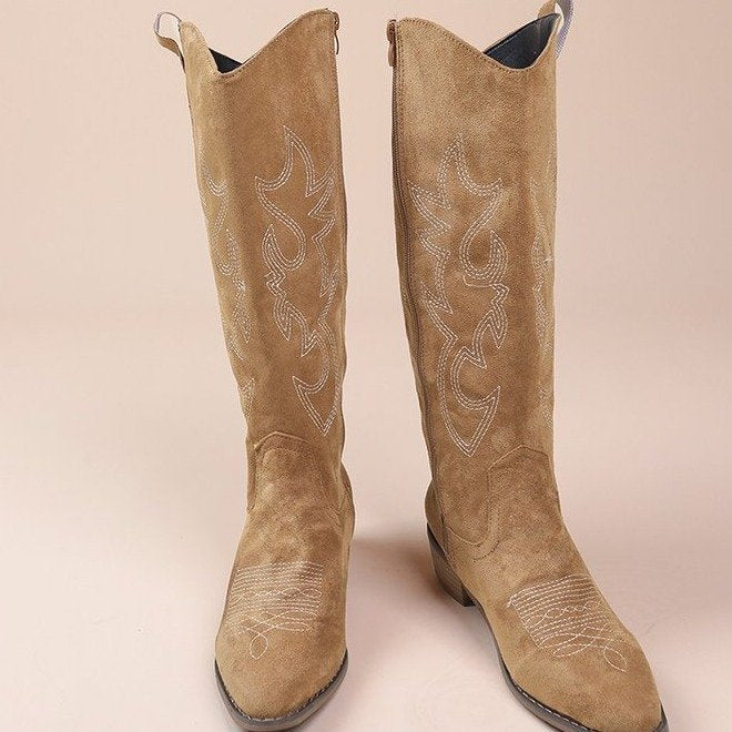 Valenzora | Bestickte Stiefel mit V-Ausschnitt