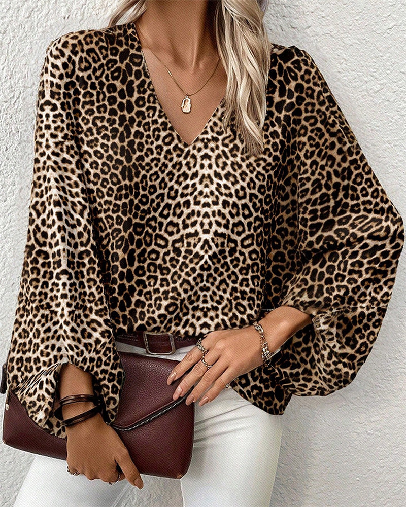 Valenzora | Stylish leopard print top with V-neck and lantern sleeves