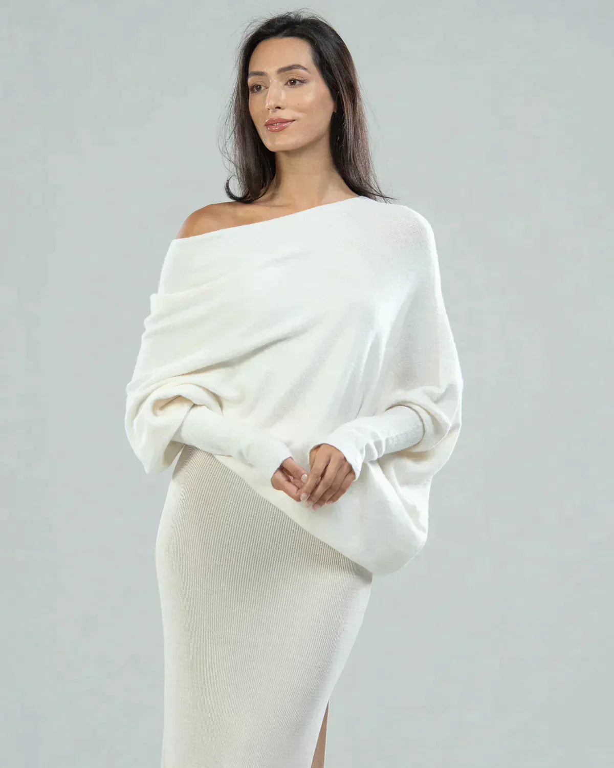 Cressida™ Asymmetrischer Fall, eleganter Rundhalsausschnitt
