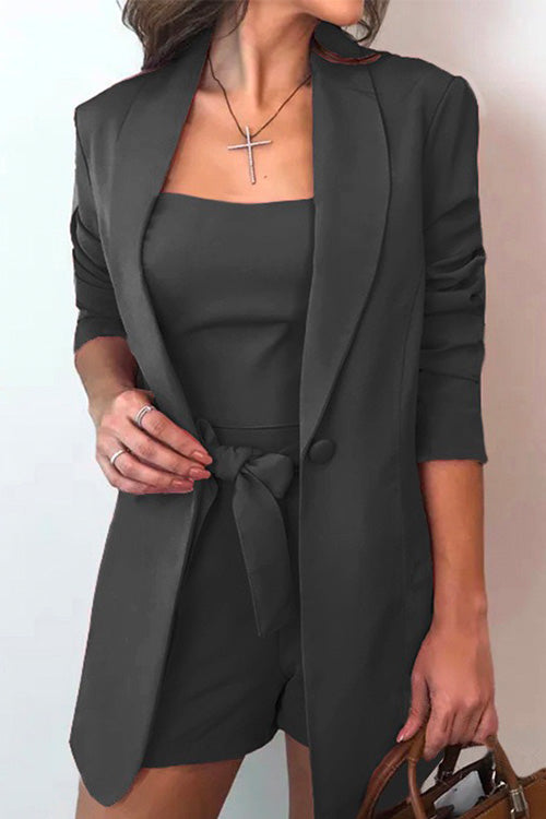 Valenzora | Rosiedress Oberteil mit eckigem Ausschnitt und Ein-Knopf-Cardigans, eng anliegende Shorts, Dreiteiler