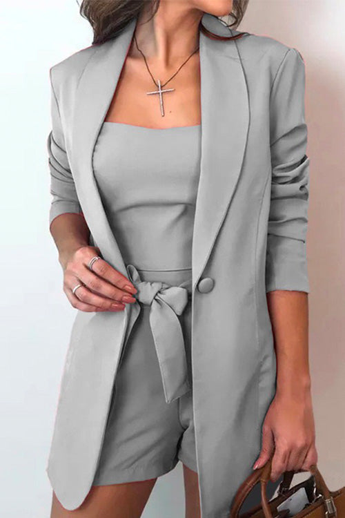 Valenzora | Rosiedress Oberteil mit eckigem Ausschnitt und Ein-Knopf-Cardigans, eng anliegende Shorts, Dreiteiler