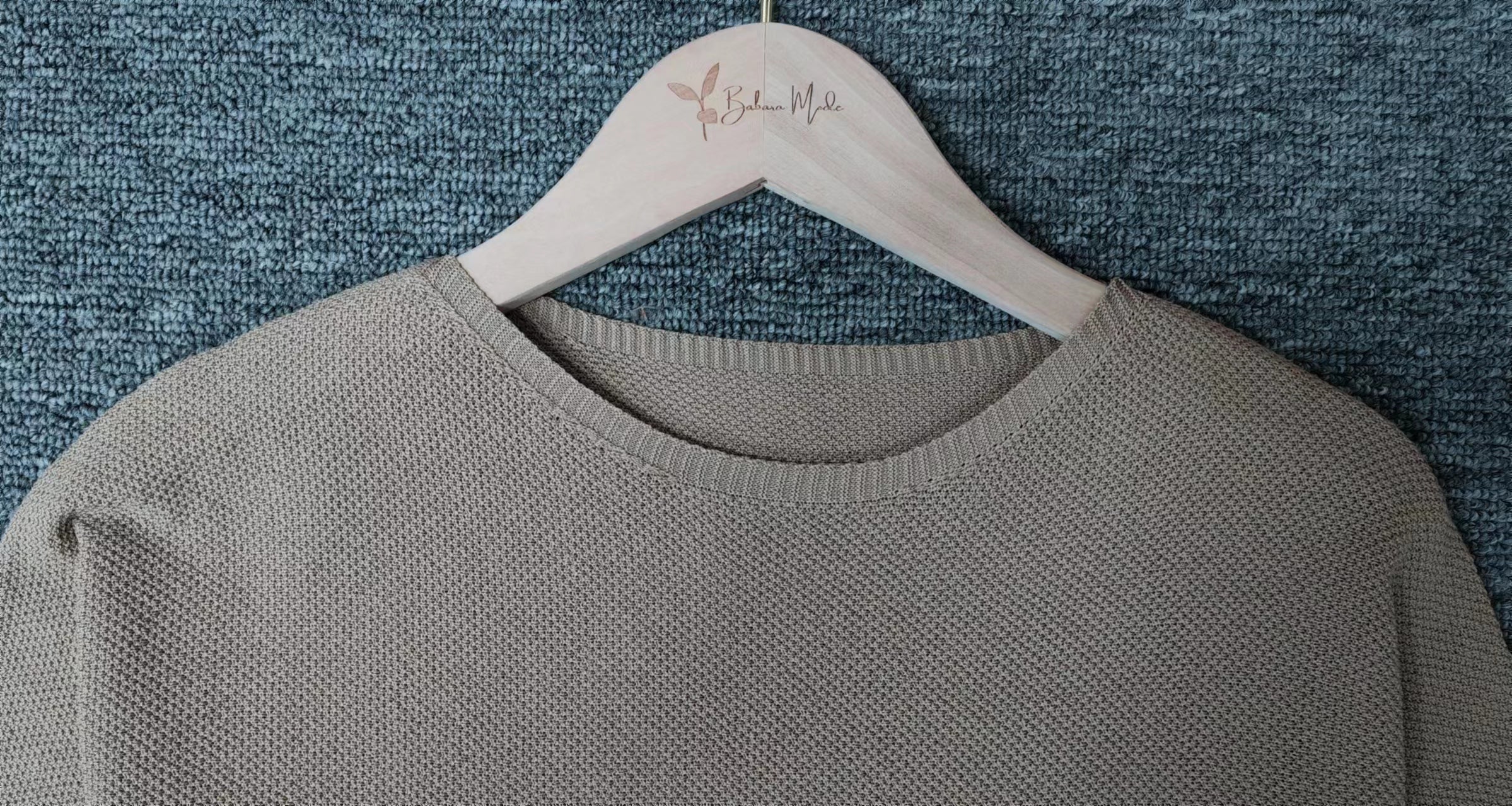 Valenzora - Gold-colored solid-color crew neck sweater