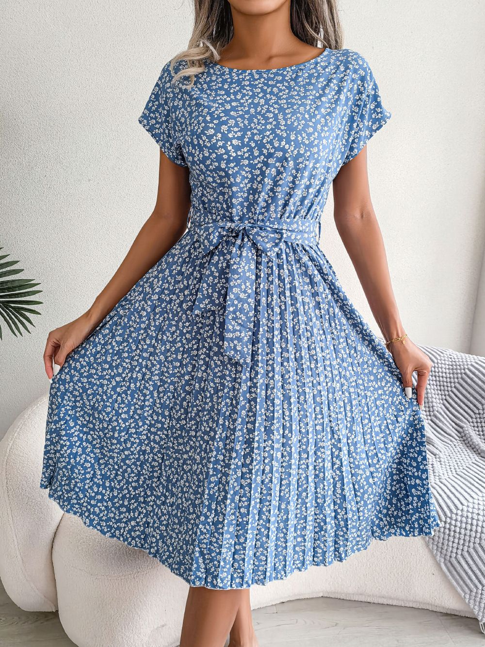Valenzora | Kleid mit kurzen Ärmeln und eleganten Falten, geblümt