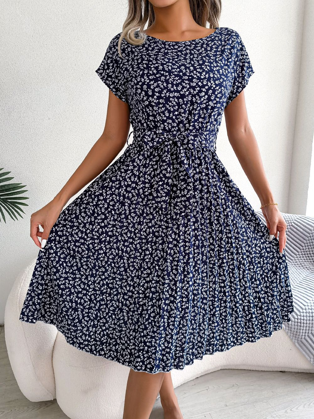Valenzora | Kleid mit kurzen Ärmeln und eleganten Falten, geblümt