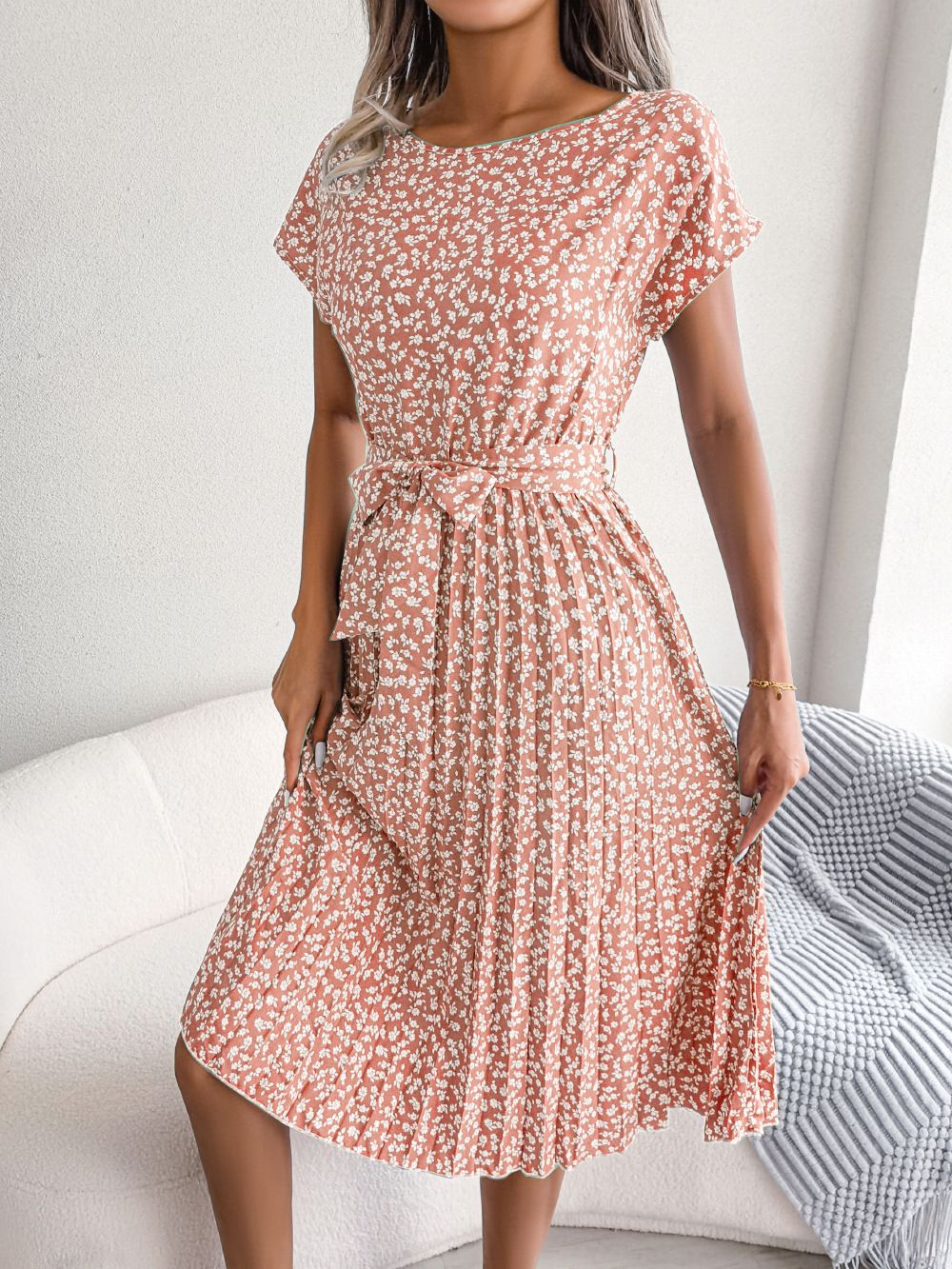 Valenzora | Kleid mit kurzen Ärmeln und eleganten Falten, geblümt