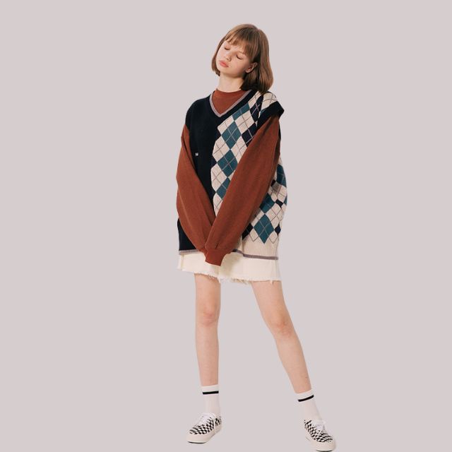 Block knitted vest with diamond pattern