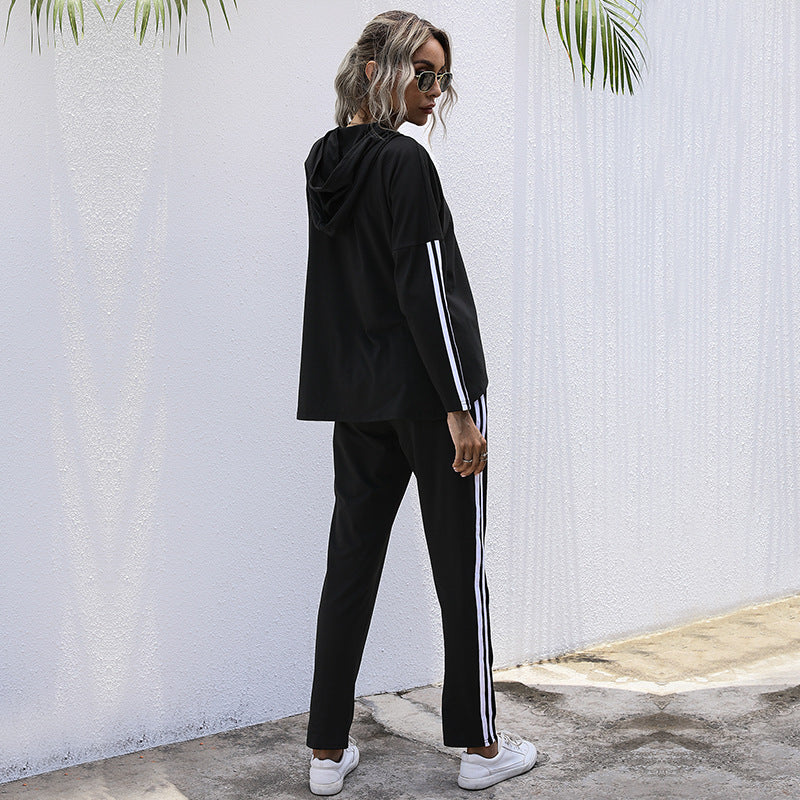 Women's tracksuit with a modern cut and graphic accents, size
