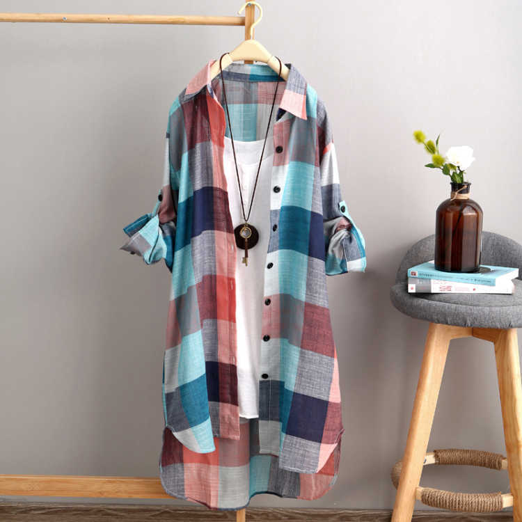 Women's casual plaid blouse in an oversized cut with practical pockets, size S
