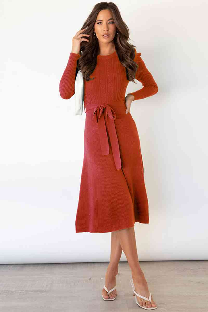 Valenzora | Rundhals-Langarm-Kleid mit Knotendetail an der Taille