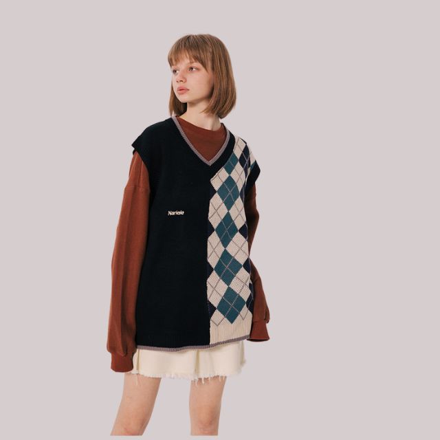 Block knitted vest with diamond pattern