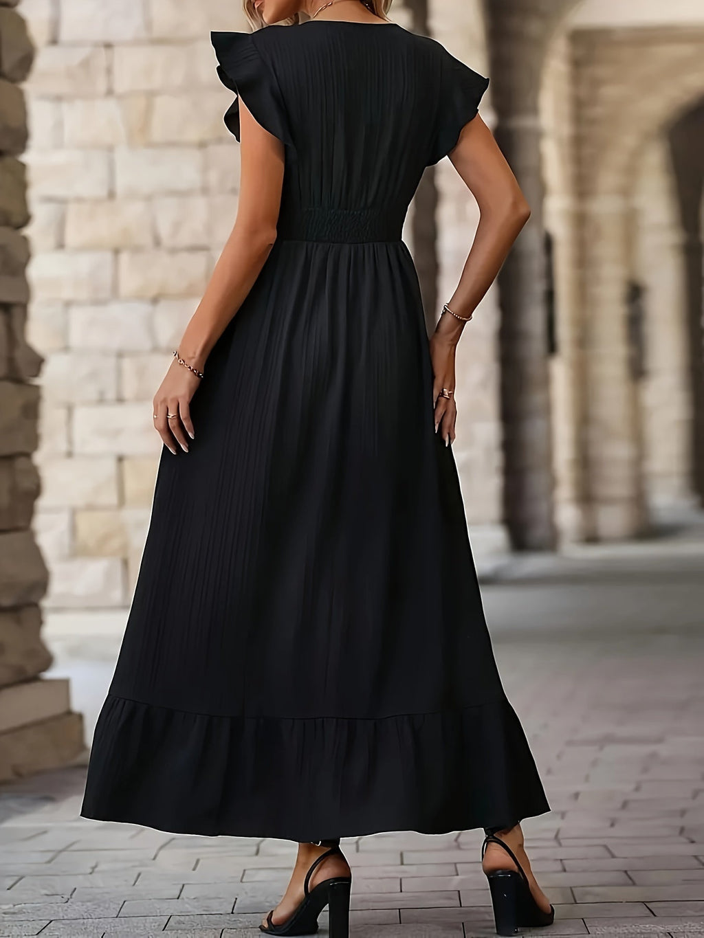 Valenzora | Einfarbiges Kleid mit Rundhalsausschnitt und Rüschen – Elegante Wahl für jeden Anlass