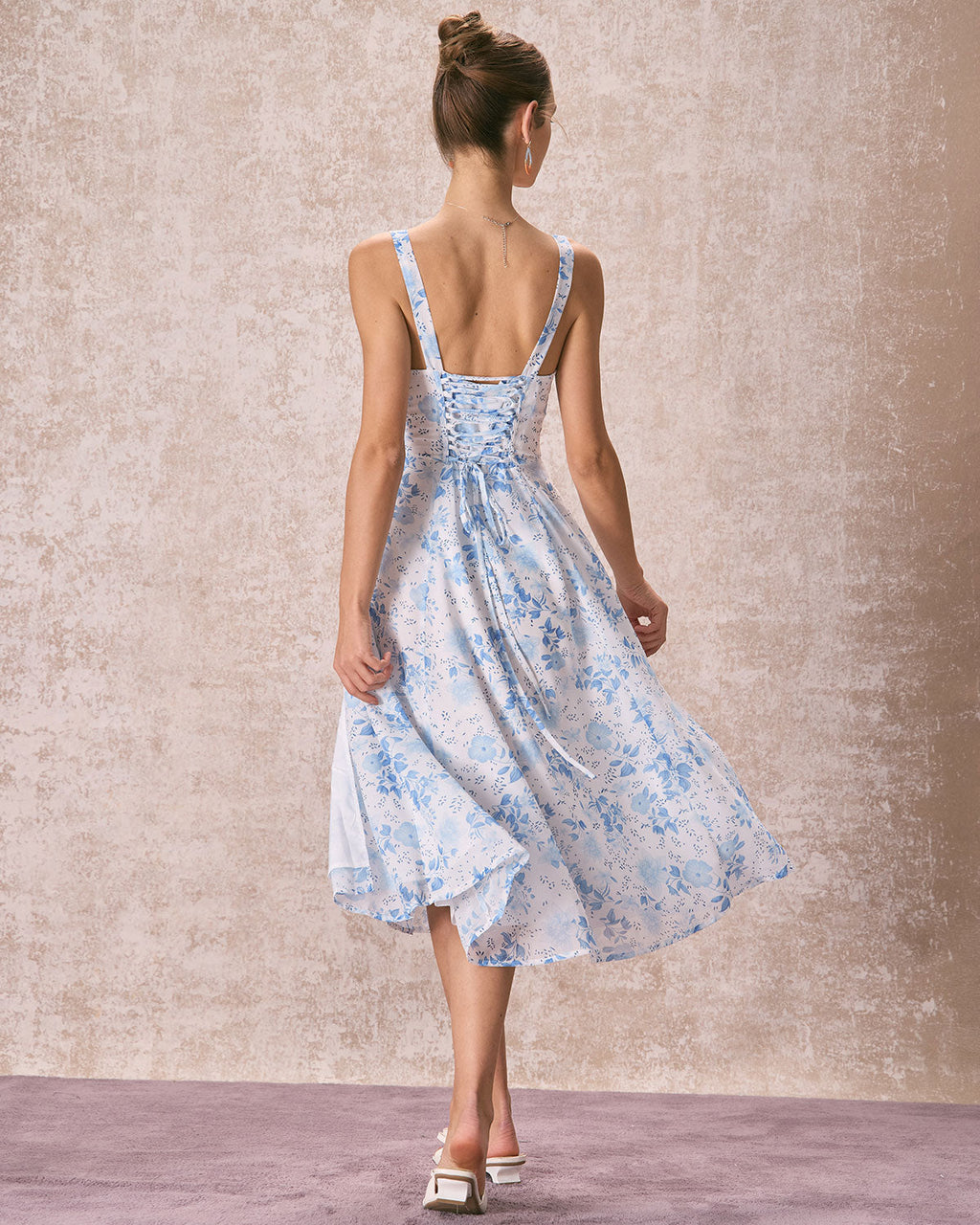 Blaues Midikleid mit Blumenmuster und eckigem Ausschnitt