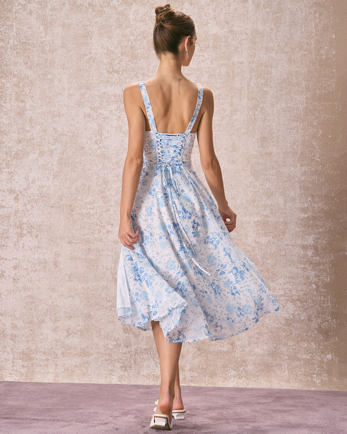 Blaues Midikleid mit Blumenmuster und eckigem Ausschnitt