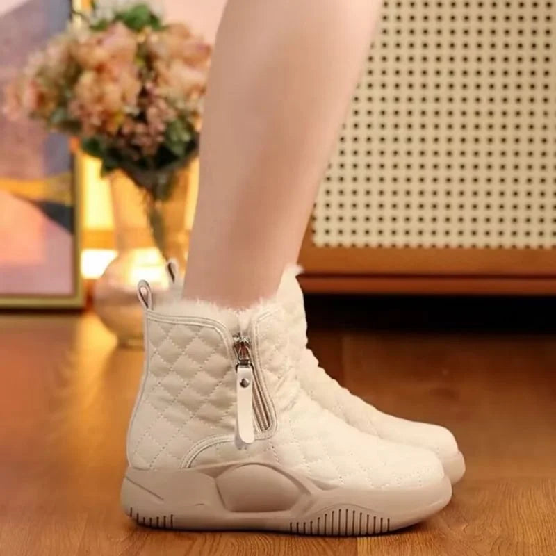 Kurze Stiefel mit seitlicher Kette