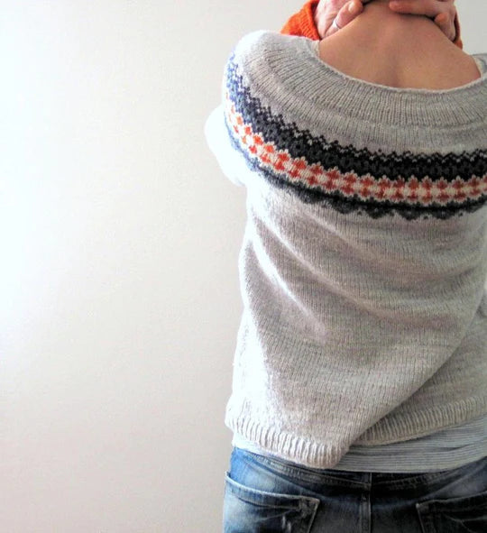 Valenzora - Grauer Pullover im Boho-Stil