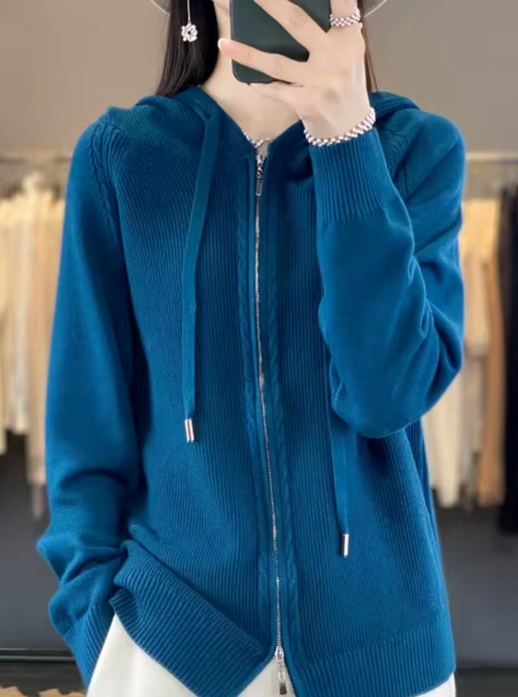– Strickjacke mit Kapuze