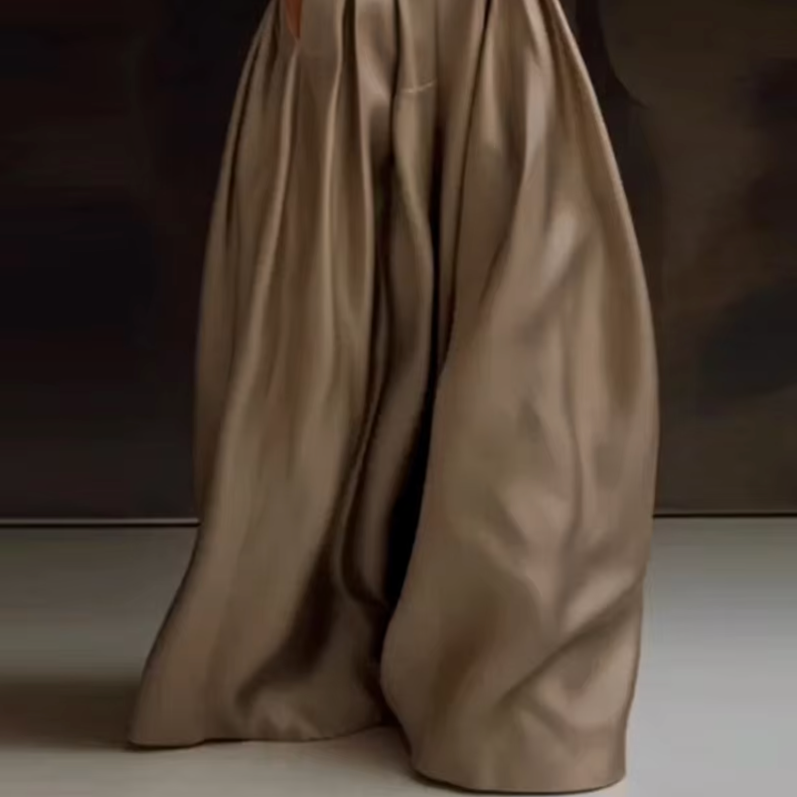 Valenzora | Elegant pleated trousers with a high waist