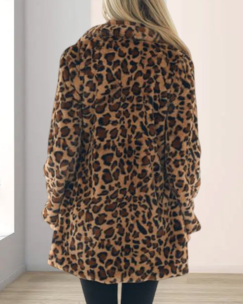 WildElegance: Plush jacket with leopard print