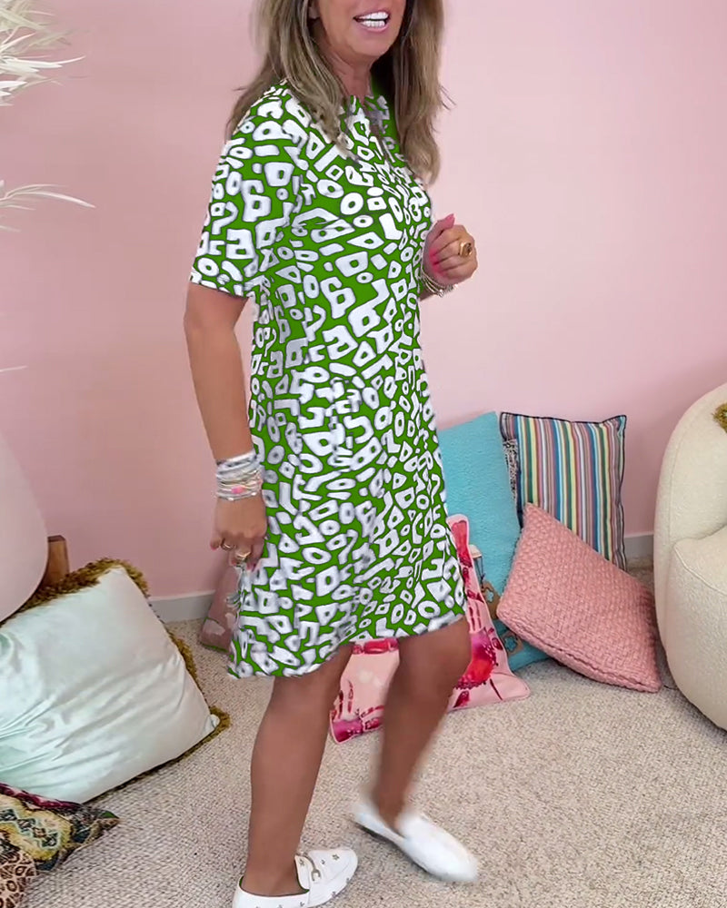 Valenzora | Freizeitkleid mit V-Ausschnitt und bedruckten Taschen