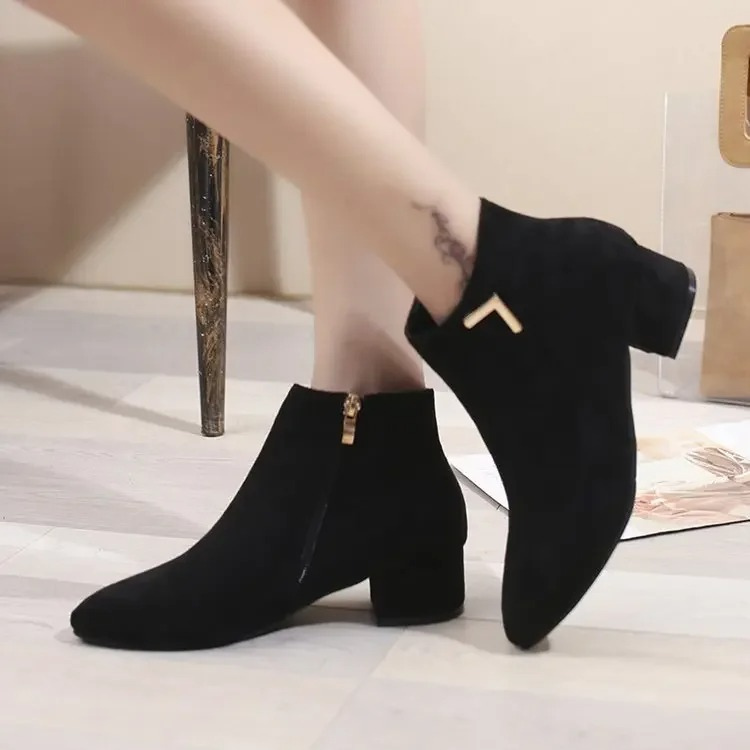 Valenzora | Stiefeletten mit spitzer Zehenpartie und seitlichem Reißverschluss, Damen-Stiefeletten