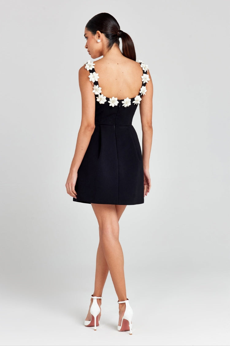 Valenzora | Cindy Mini-Kleid mit aufgenähter Faux-Perlenblume, eckigem Ausschnitt und Taschen